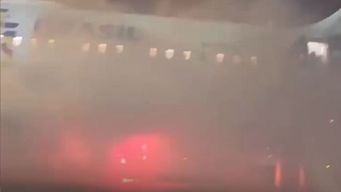 incendio en avion a punto de despegar en brasil provoca la evacuacion de emergencia de 169 pasajeros