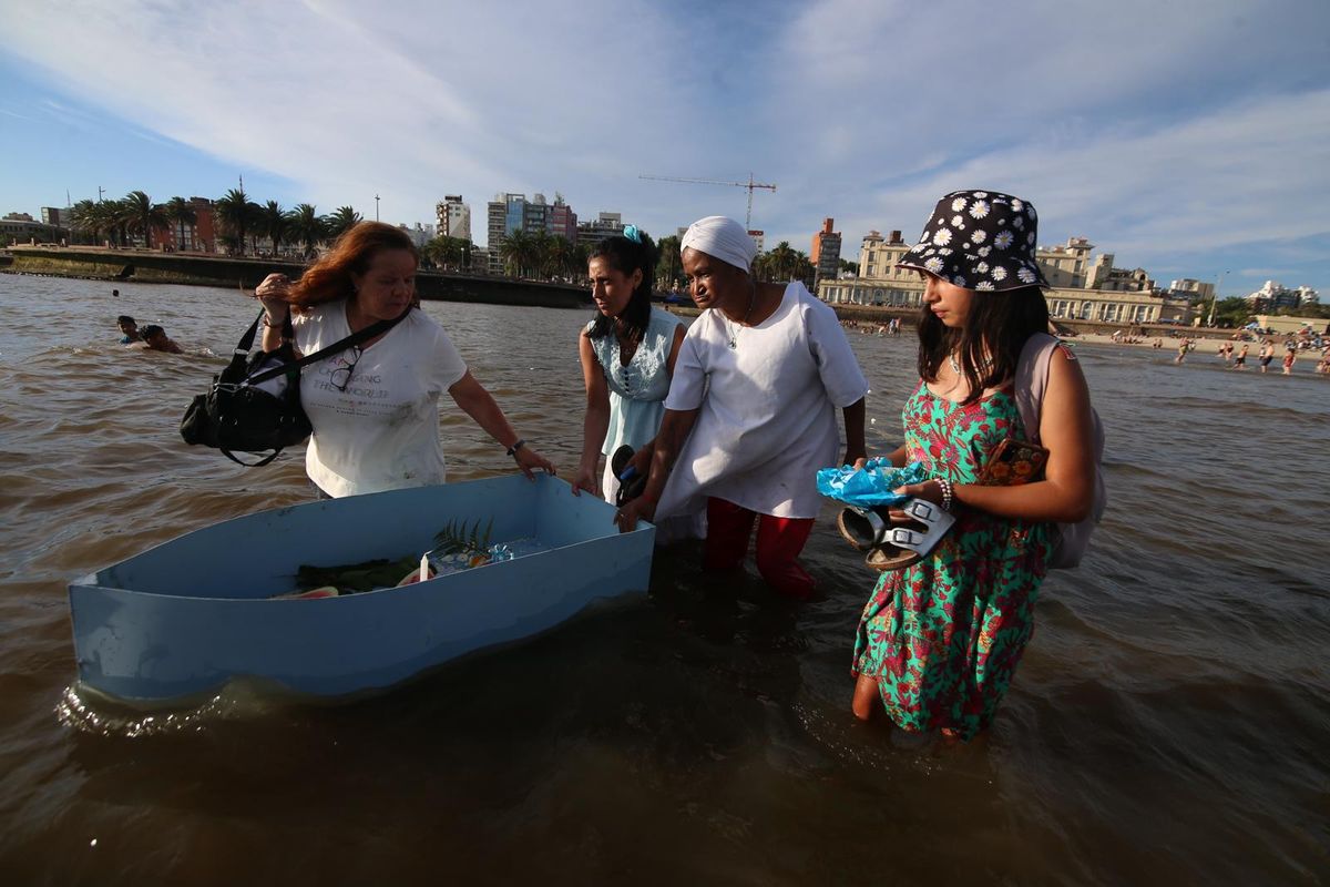 Siempre se ofrecen frutas, flores, perfumes y objetos personales que según la tradición se deben perder mar adentro una vez lanzados desde la orilla. Foco UY