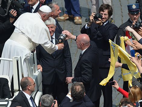 El Papa terminó Misa de Ramos tomando mate que le cebó un fiel