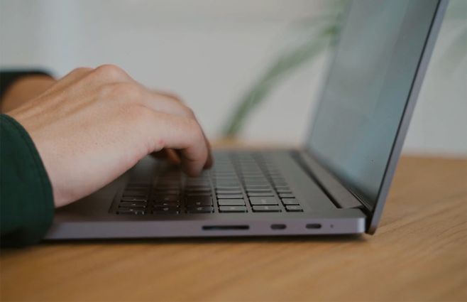 computadora-manos-laptop-estafa-ciberdelincuentes.jpg