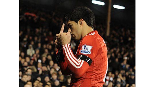 Gestos insultantes de Luis Suárez  con los hinchas del Fulham