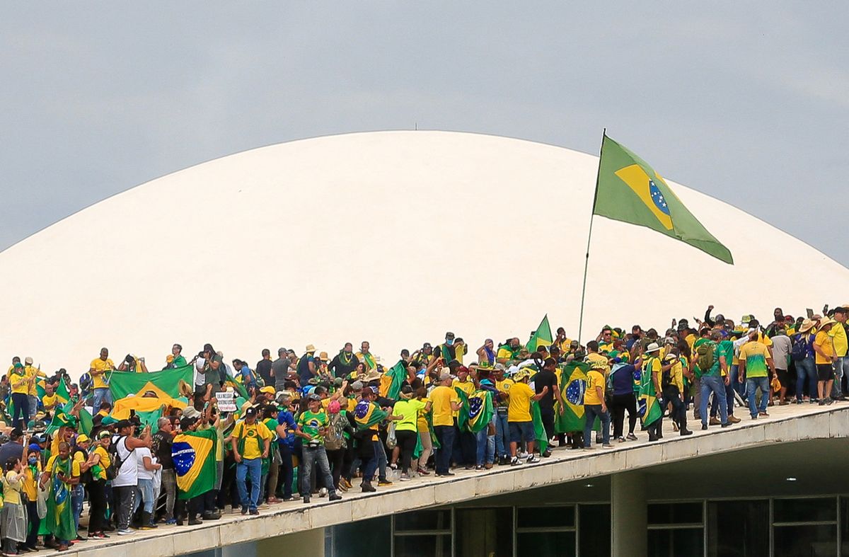 Partidarios del ex presidente brasileño Jair Bolsonaro invaden el Congreso Nacional en Brasilia el 8 de enero de 2023.&nbsp;&nbsp;