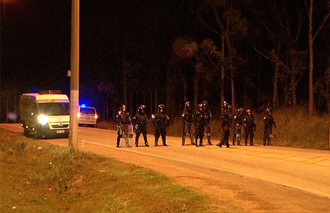 Policiales cercando el Comcar. 