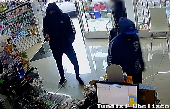 Foto: captura, video cedido a Subrayado. Los delincuentes escaparon en taxi.