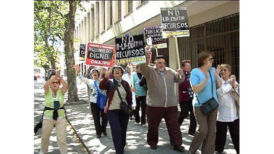 Abrazo por el BPS: jubilados rodearon el edificio