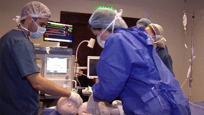 anestesistas utilizaron robots para simular complicaciones durante una cirugia