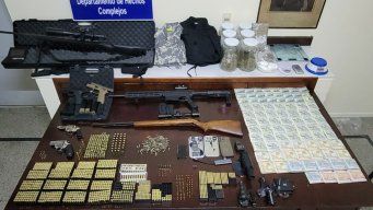 Rifles con miras telescópicas, armas adulteradas, drogas y dinero; todo lo que tenía delincuente condenado en Maldonado. Foto: Ministerio del Interior.