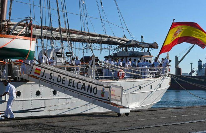 Foto: Armada uruguaya. Visita del buque Sebastián Elcano, en Montevideo.