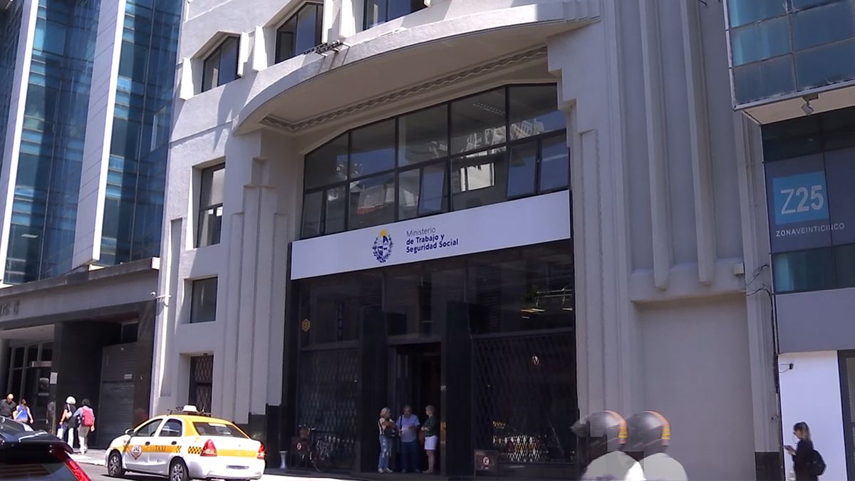Negociación en el Ministerio de Trabajo intenta destrabar conflicto entre sindicato y TCP en el puerto de Montevideo