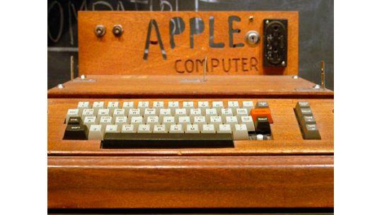 La primera computadora de Apple se subastó por 374.500 dólares