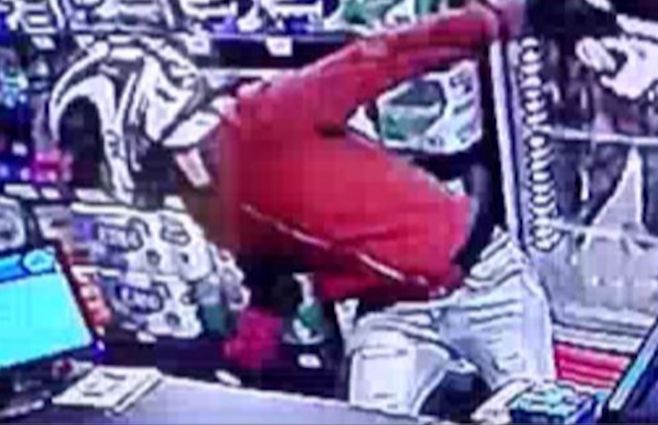 FOTO: El homicida al momento de ingresar al local.