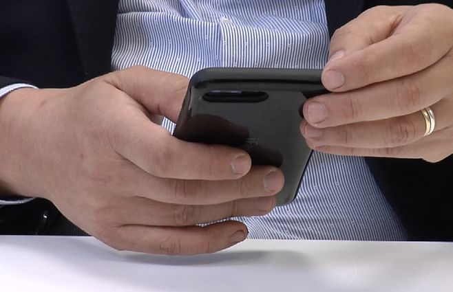 CELULAR-MANOS-CHAT.jpg