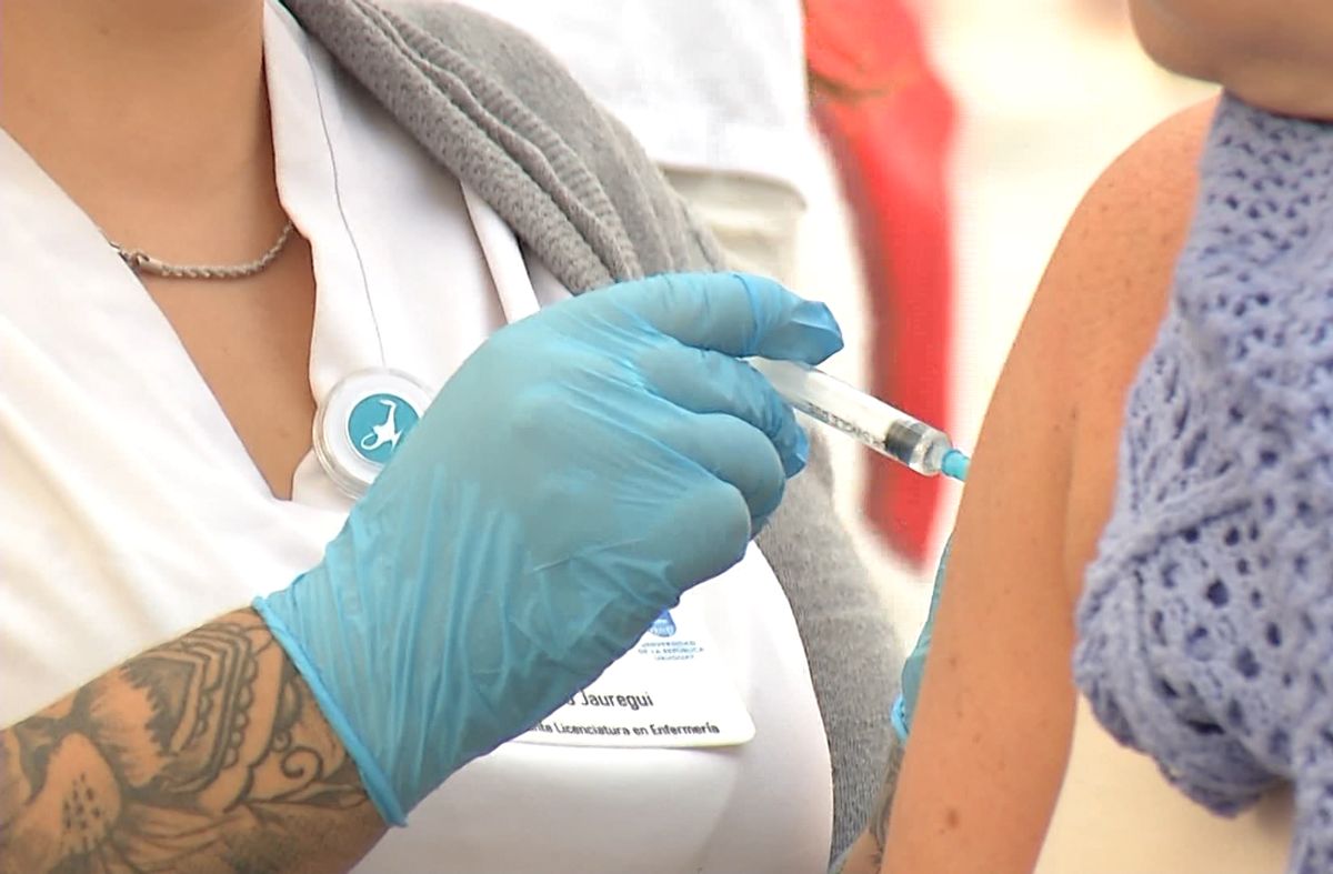 Llaman a embarazadas a vacunarse contra el VRS para evitar infecciones respiratorias graves en sus hijos recién nacidos