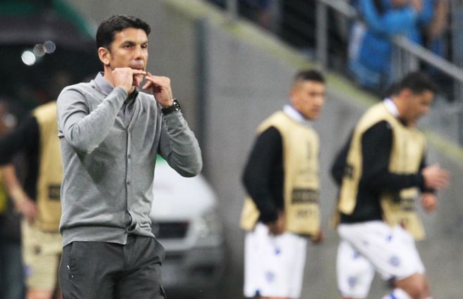 Mauricio Larriera dirigiendo a Godoy Cruz en su debut ante Gremio por Copa Libertadores. Agosto, 2017