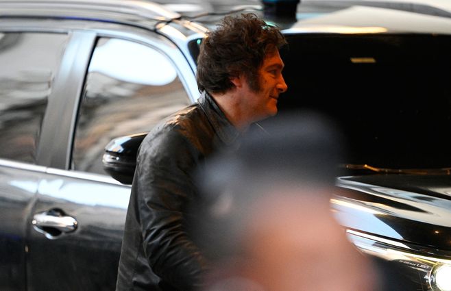 Milei llegando a la sede de Libertad Avanza. Foto: AFP
