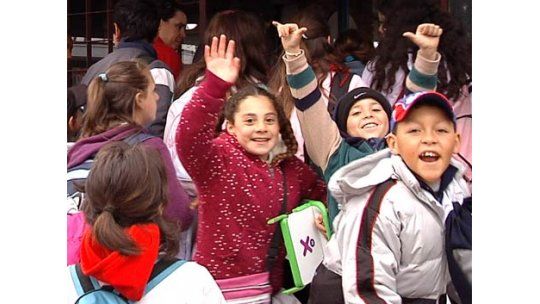 Maestros recibirán celulares para controlar faltas escolares