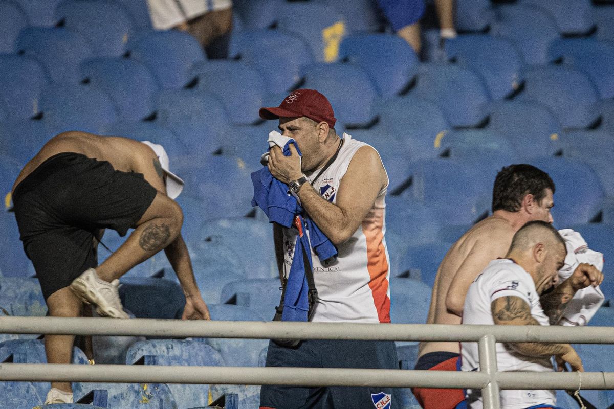En la imagen se ven hinchas tricolores en la tribuna del Estadio del Atlético Clube Goianiense, donde protagonizaron incidentes y enfrentamiento contra la Policía. Foto: Heber Gomes / AGIF / FocoUy