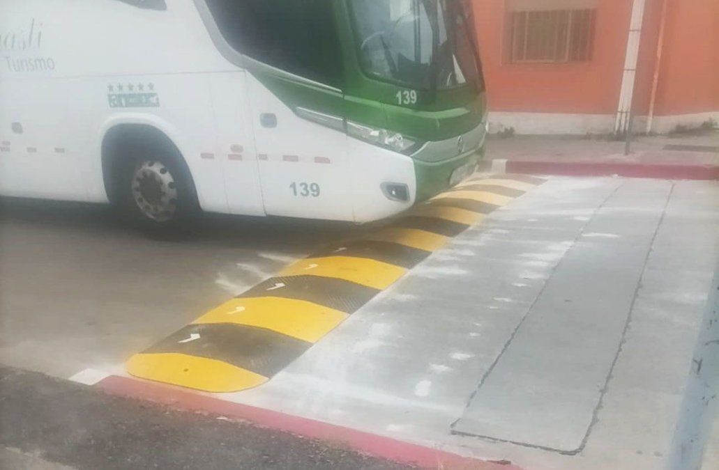 Foto cedida a Subrayado. Lomo de burro en Pan de Azúcar esquina Jacobo Rousseau, en La Unión. Foto cedida a Subrayado. Lomo de burro en Pan de Azúcar esquina Jacobo Rousseau, en La Unión.