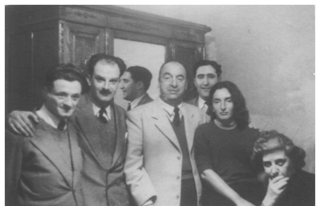Junto a Ángel Rama, Idea Vilariño y otros representantes del 45 rodeando a Pablo Neruda