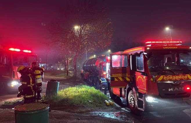 Incendio en depósito de Belloni y Matilde Pacheco. Foto: Bomberos.