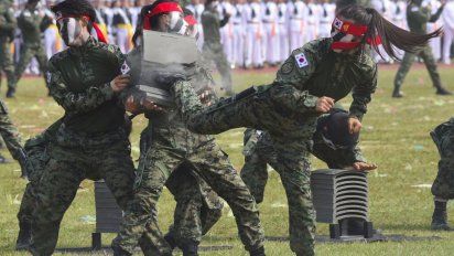 la triple pena a la que se enfrentan los soldados gays en corea del sur