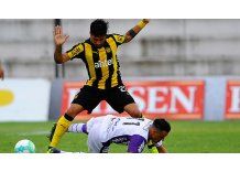 Peñarol volvió a dejar puntos, empató 2-2 con Fénix en Jardines