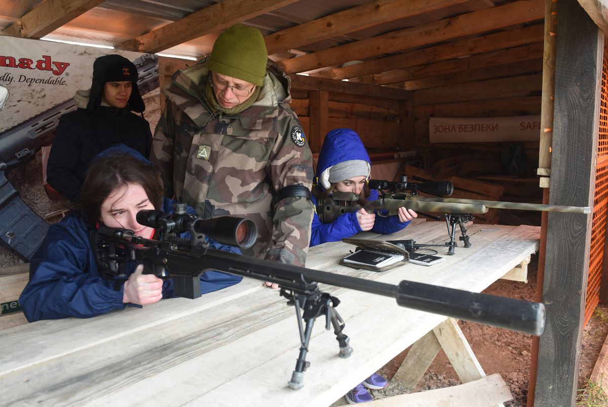 Entrenamientoabierto organizado para civiles por veteranos de guerra y voluntariosque enseñan el manejo básico de armas y primeros auxilios en una delas playas de la ciudad de Kiyv.