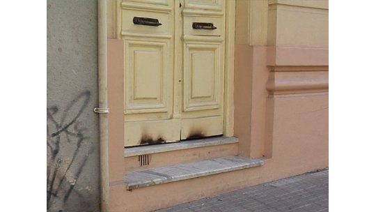 Grupo de menores incendia puertas de casas para robar en Palermo