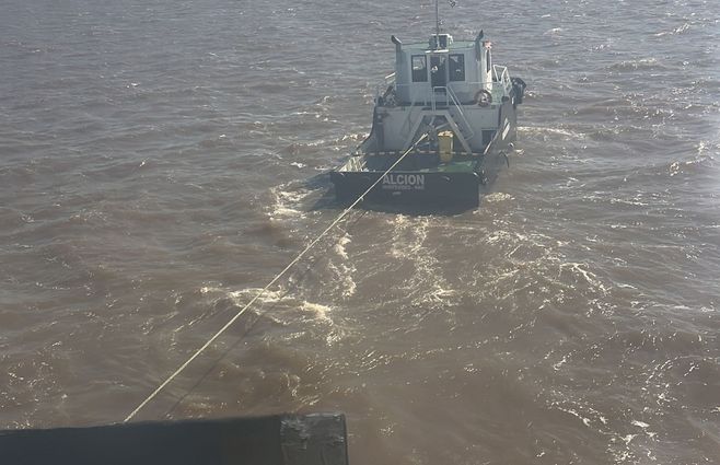 Foto cedida a Subrayado. El buque remolcado en el Río de la Plata.