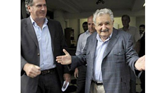 Mujica acuerda con la oposición pero deberá convencer a los suyos