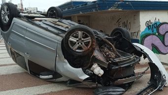 conductor despisto, choco contra un muro y volco al impactar contra un parador; no sufrio lesiones