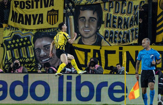 Peñarol Vs. The Strongest. Foto: Foco UY
