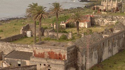 subrayado recorrio la solitaria y misteriosa isla de flores