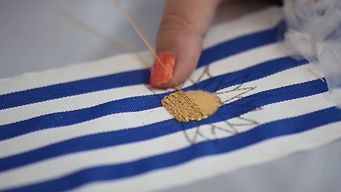 bordada a mano y con hilo de oro traido de sevilla: la banda presidencial que recibio yamandu orsi