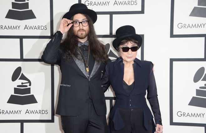 Yoko y Julian en la ceremonia de los premios Grammy 2014