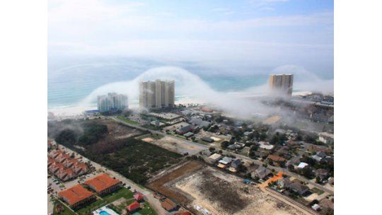 Fotos muestran tsunami de nubes sobre edificios de Miami