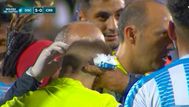 El árbitro asistente agredido. Foto: captura de pantalla de la transmisión de televisión. El árbitro asistente agredido. Foto: captura de pantalla de la transmisión de televisión.