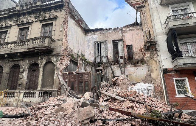 Foto: Subrayado. Edificio colapsó en Ciudad Vieja y escombros inhabilitaron el paso vehicular.