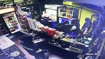 delincuentes armados y vestidos de policias robaron $ 90.000 en estacion de servicio