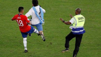 El zaguero trasandino volvió a dar la nota, esta vez pateando a un hincha revoltoso. 