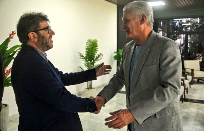 Foto: Miguel Díaz-Canel en X. El presidente de Cuba y Fernando Pereira se dan la mano este viernes.