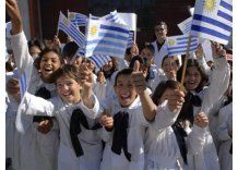Inicio escolar con debate por salario de maestros