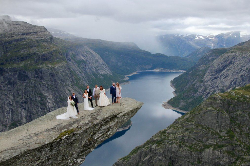 Parejas de recién casados sacándose fotos en Noruega.