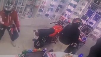 nuevo robo pirana en farmacia de tres cruces: tres delincuentes se llevaron perfumes y abandonaron una moto