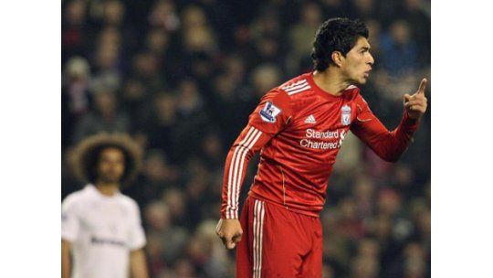 Luis Suárez mira hacia afuera de Liverpool: lo quiere la Roma