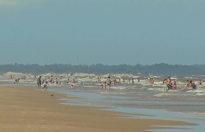bañistas-playa-guardavidas.jpg