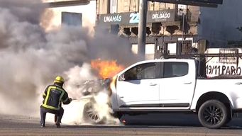 camioneta tomo fuego en la zona del palacio legislativo; conductor logro salir a tiempo