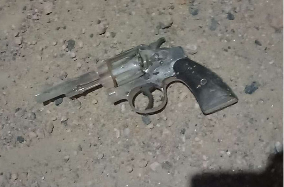 El arma incautada a los jóvenes es un revólver calibre 22.
