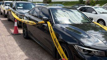 Autos incautados tras allanamientos en La Teja. Foto: María Eugenia Scognamiglio, Subrayado.