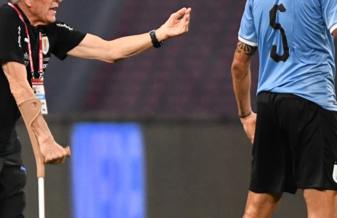 Tabárez da órdenes a Vecino, el único mediocampista inamovible de su esquema. La zona de volantes de la celeste se enriqueció mucho en los últimos meses con la llegada de Torreira, Bentancur, Valverde y Brian Rodríguez, entre otros